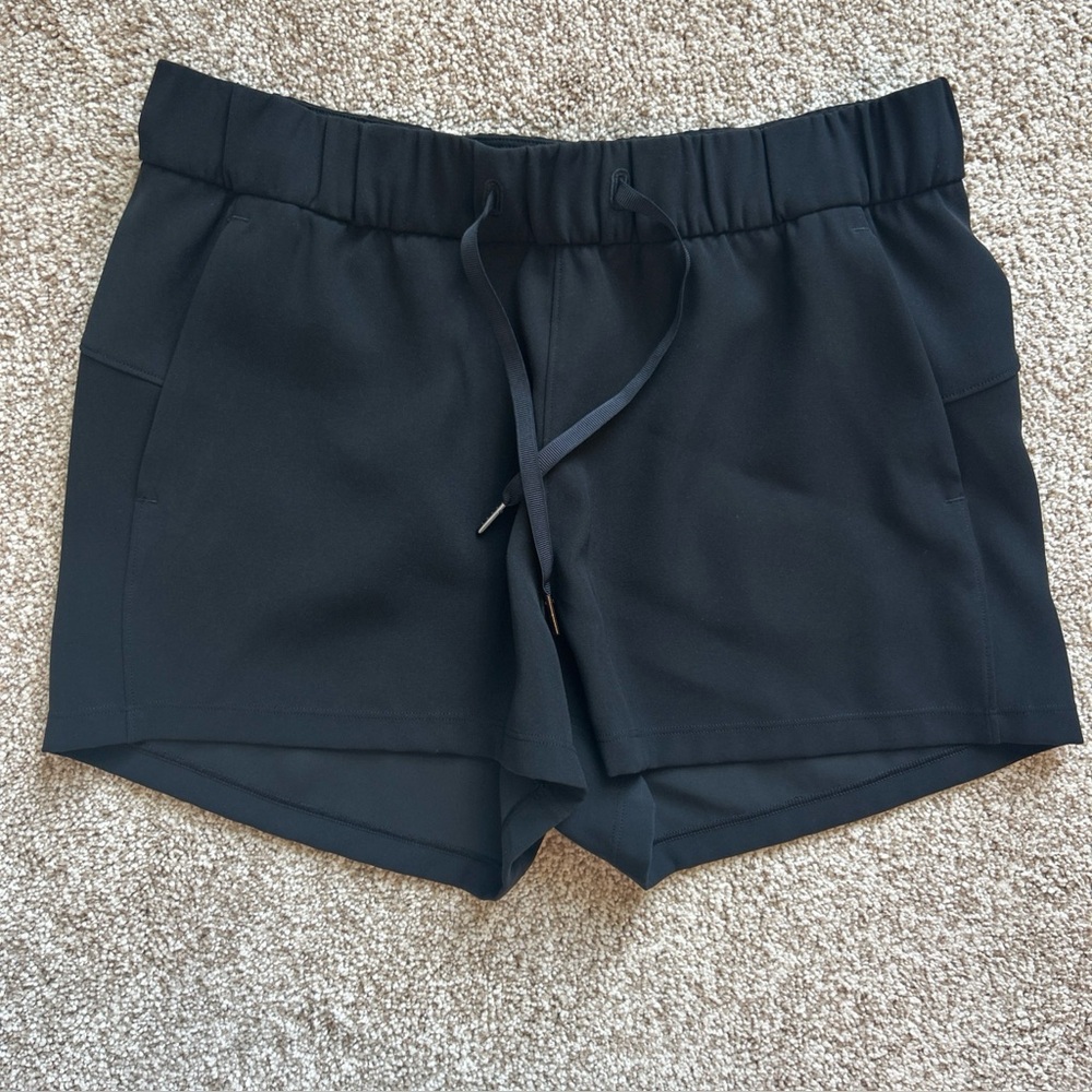 Lululemon Women’s 8 On The Fly Short Woven 2.5" Black Casual Gym